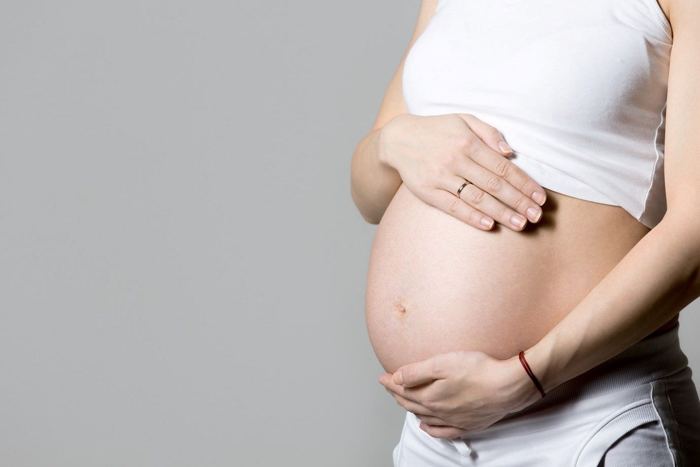There are many things to avoid in early pregnancy. (image by yanalya on freepik)